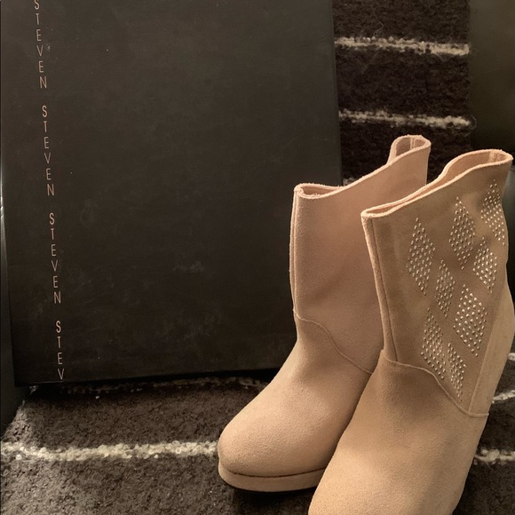 STEVE MADDEN approx 4” booties. NWNT. Size 6. Fiona’s Taupe is the color. - Picture 10 of 10